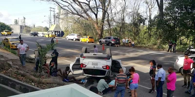 Vuelcos, colisiones, y otros hechos de tránsito este sábado