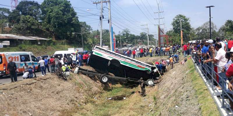 Un muerto y decenas de heridos por accidente entre bus y sedán en Colón