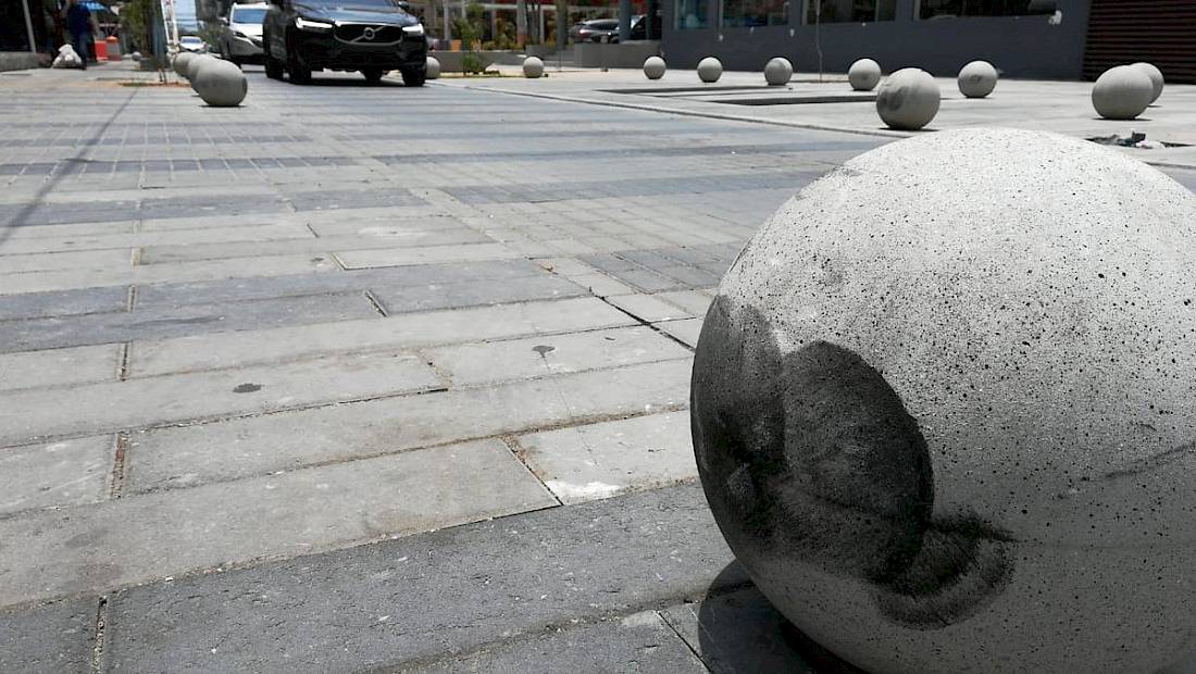 Retiran bolardos de Calle Uruguay temporalmente