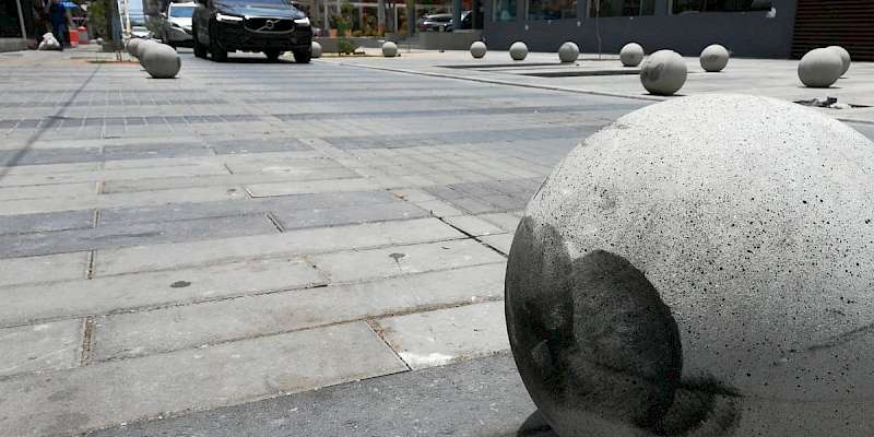 Retiran bolardos de Calle Uruguay temporalmente