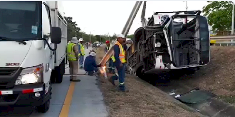 Metrobus se vuelca en el Corredor Sur