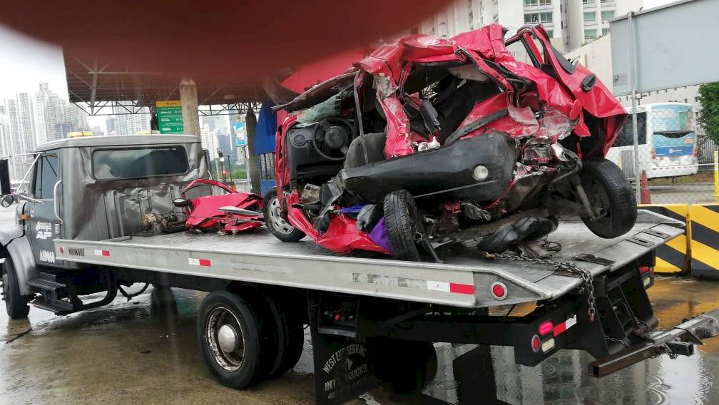 Conductora sobrevive a un aparatoso accidente y celebra 50 años de vida