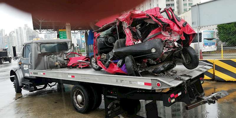Conductora sobrevive a un aparatoso accidente y celebra 50 años de vida