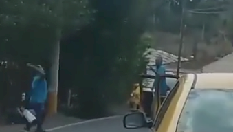Dos taxistas resuelven diferencias con palos y piedras