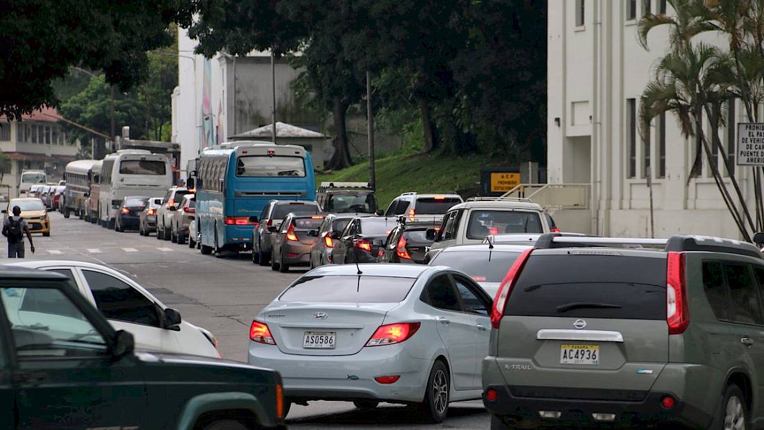 Conductor sancionado por hace video llamada al conducir