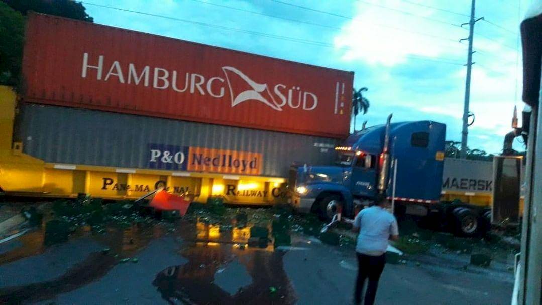 Ferrocarril impacta con un contenedor cerca de la esclusa de Pedro Miguel