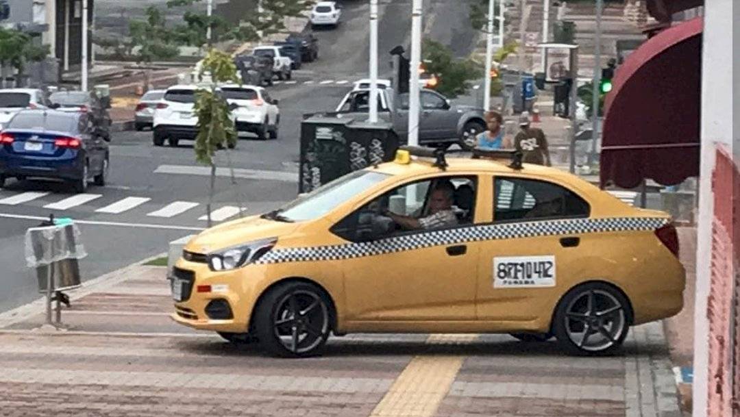 Multan a taxista captado manejando en la acera
