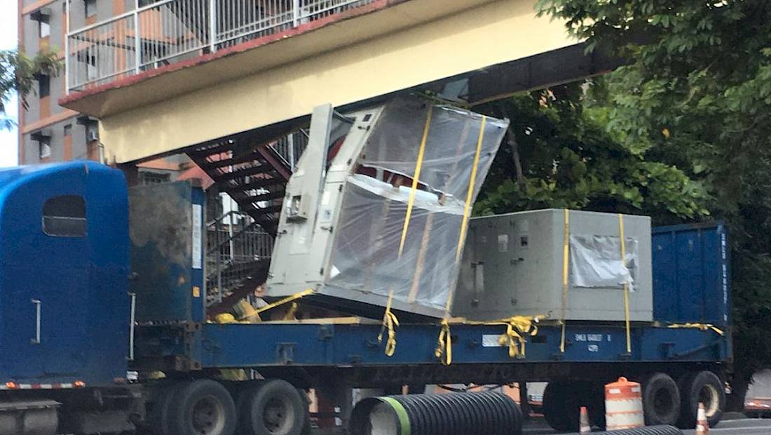 Camión queda varado en puente peatonal de la vía Tumba Muerto