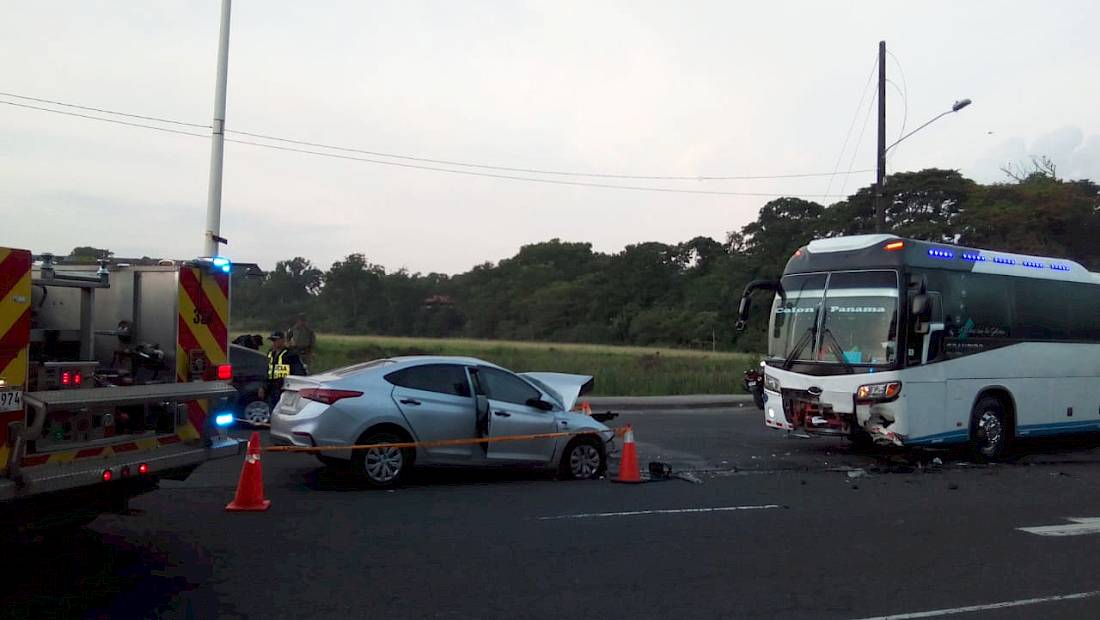 Mujer muere por colisión frontal en Colón