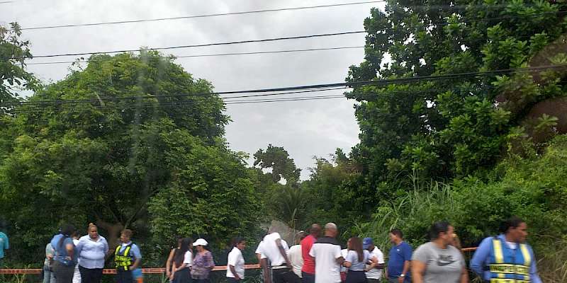 Pintan corazones para honrar a las víctimas del accidente de Las Lajas