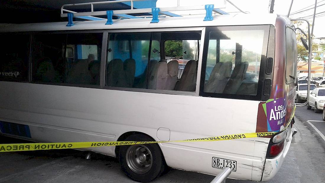 Asesinan a un hombre en bus con pasajeros