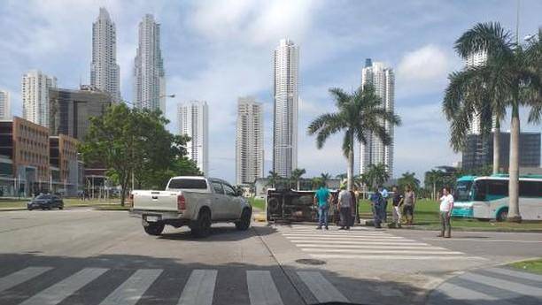 Autos incendiados y colisiones en distintos puntos de Panamá