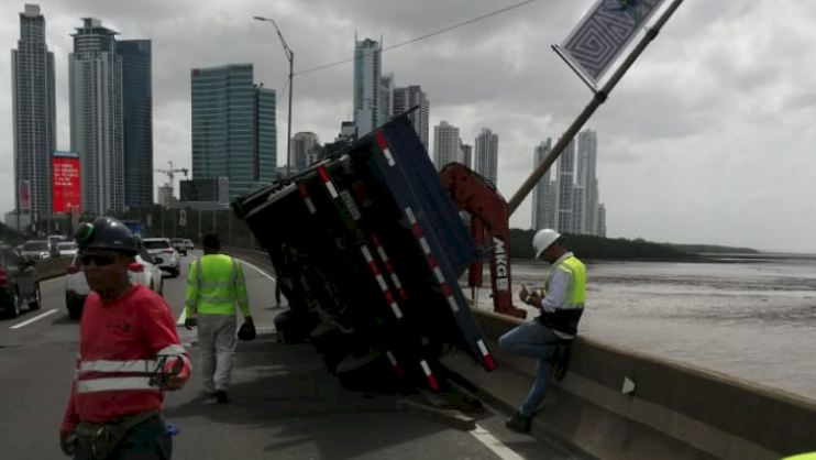 Grúa se accidenta en el tramo marino del Corredor Sur
