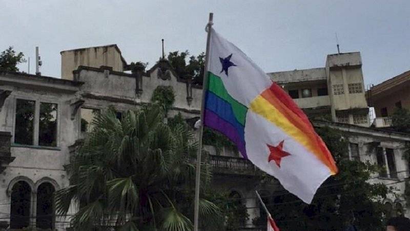 Polémica por modificación de la bandera panameña con colores LGBETQ en una protesta