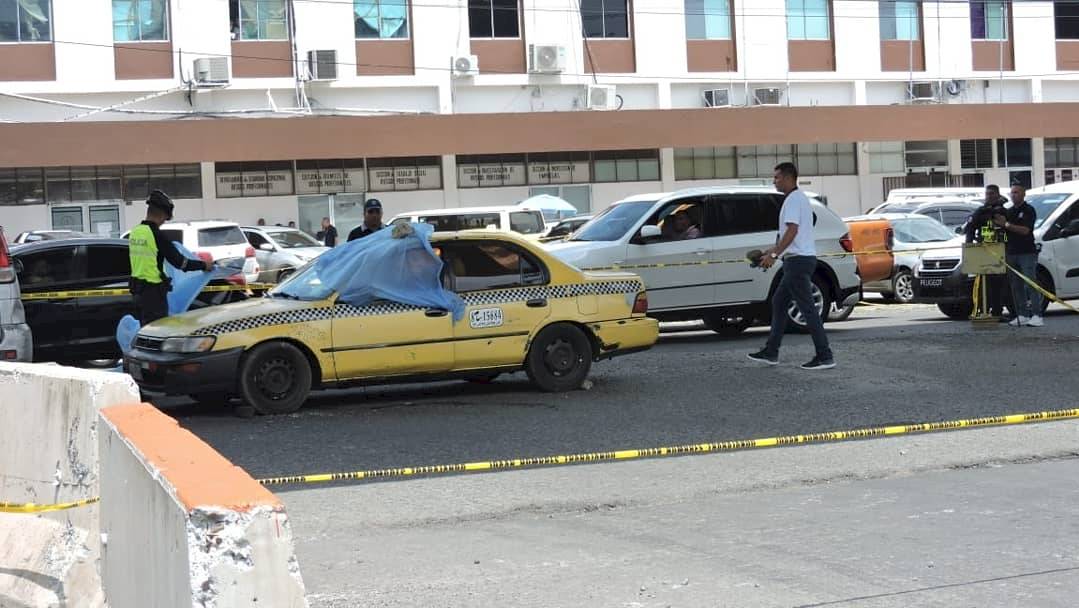 Acribillados dentro de un taxi en la vía Transístmica