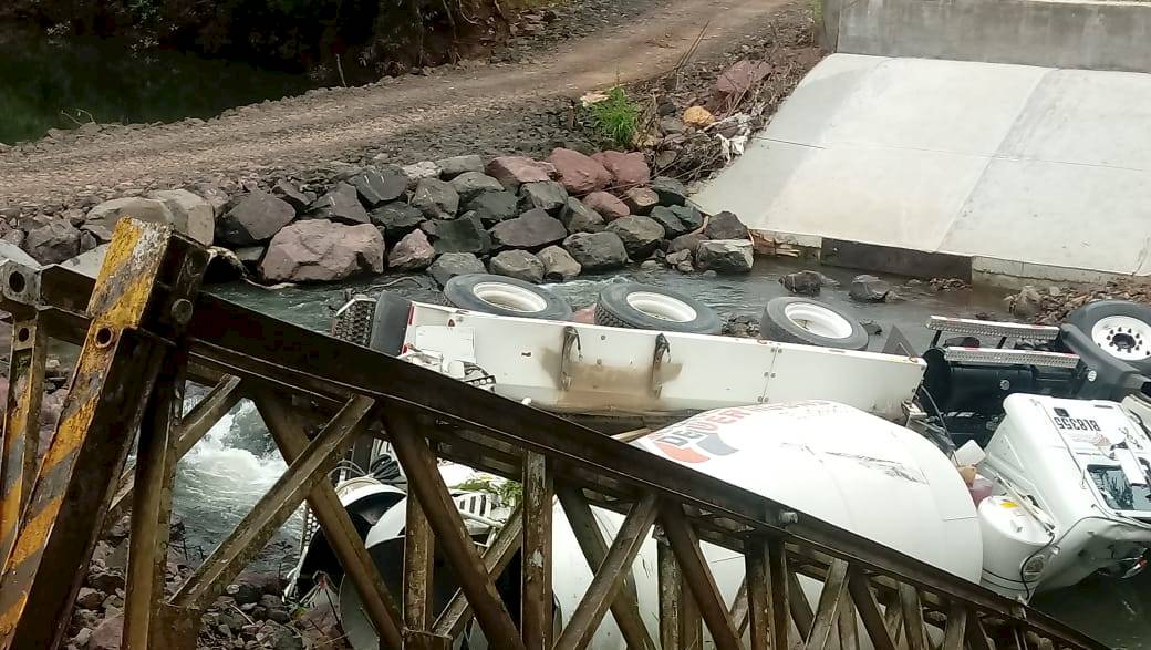 Camión concretero destruye un puente en Ocú