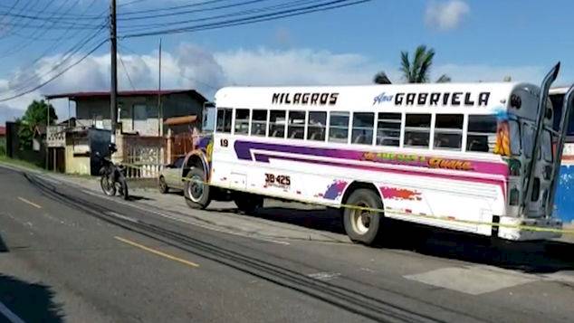 Balacera dentro de un bus deja un muerto y un herido en Colón