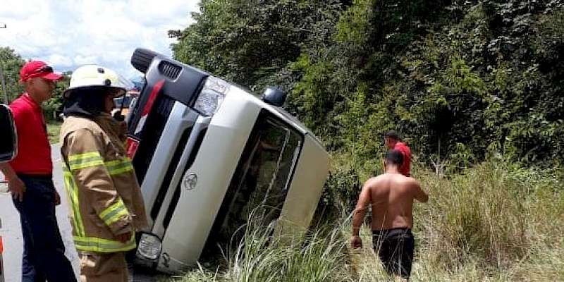 Varios lesionados por vuelco de busito en Coclé