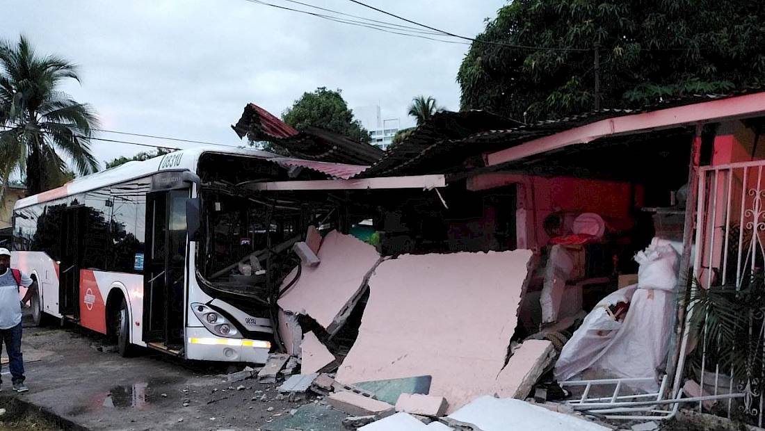 Cinco lesionados tras choque de Metrobus con una residencia