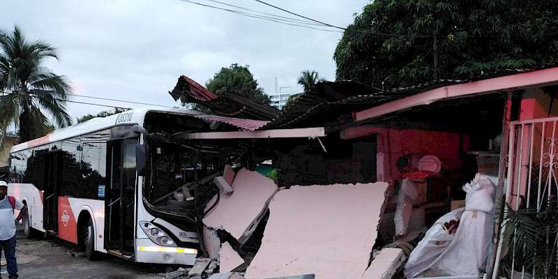 Cinco lesionados tras choque de Metrobus con una residencia