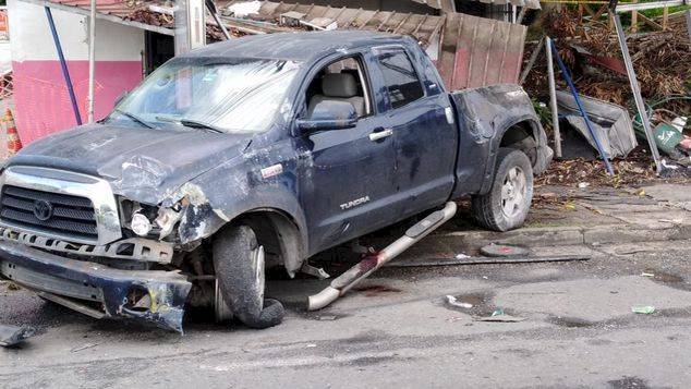 Auto impacta una parada y deja tres muertos en Villa Lorena