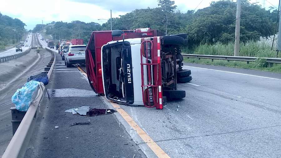 Colisión múltiple en vía Centenario deja dos heridos de consideración