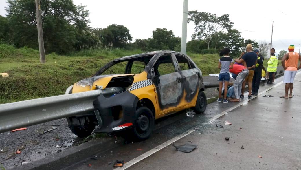 Taxista muere en el Corredor Norte al estrellarse con un barandal