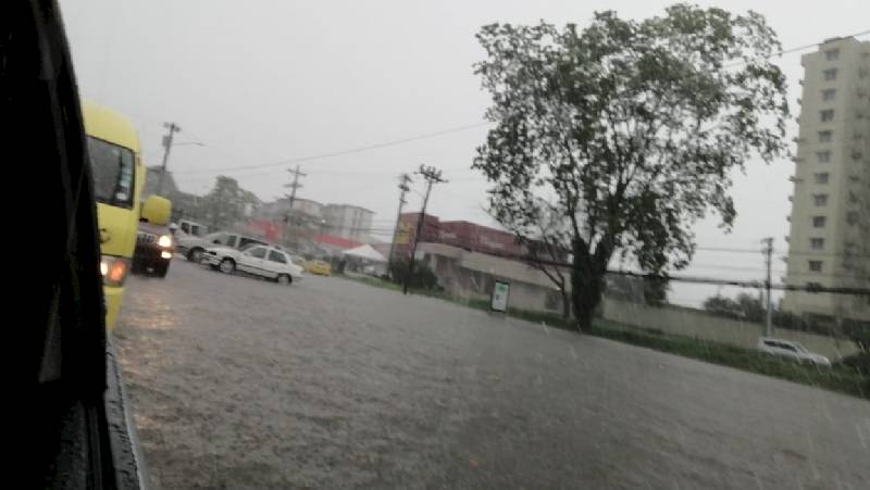 Varias vías anegadas tras temporal de lluvia