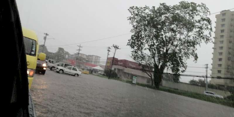 Varias vías anegadas tras temporal de lluvia