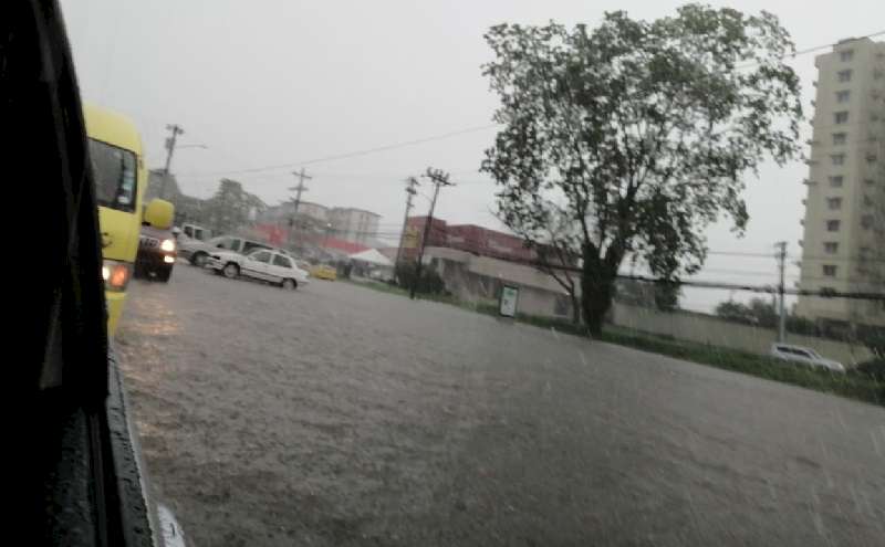Varias vías anegadas tras temporal de lluvia