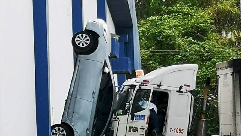 Un camión impacta un vehículo en Milla 8