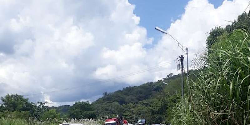 Una decena de heridos tras vuelco de busito