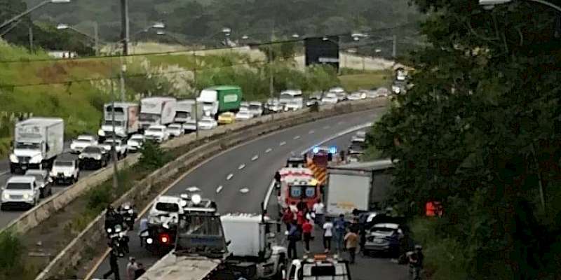 Cuatro heridos de consideración deja colisión múltiple en la autopista Arraiján - La Chorrera