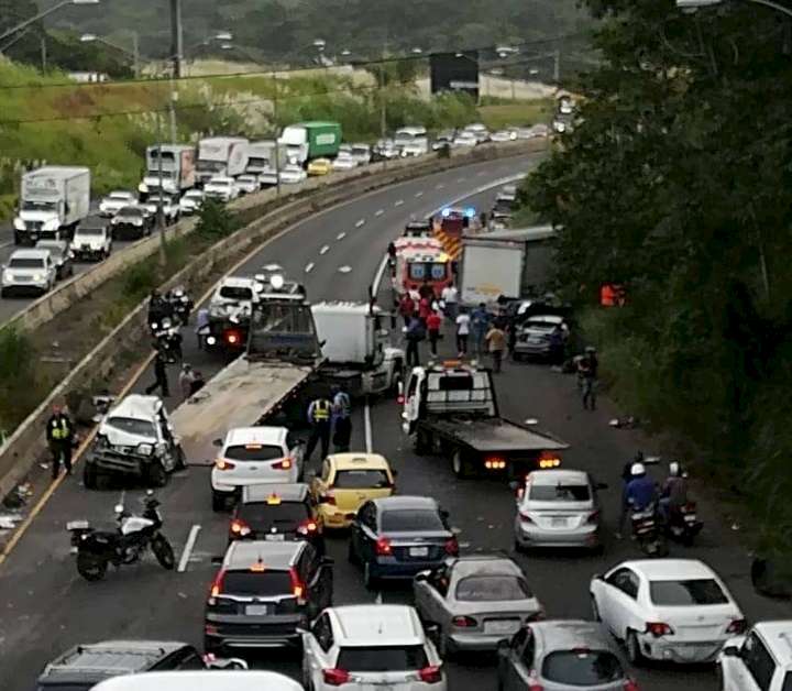 Cuatro heridos de consideración deja colisión múltiple en la autopista Arraiján - La Chorrera