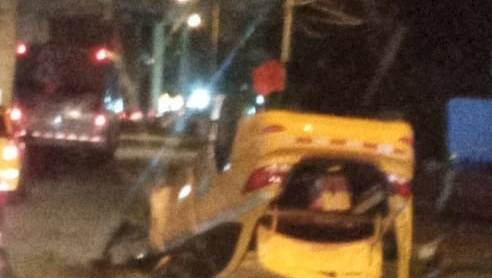 Taxi se vuelca en la vía Transístmica