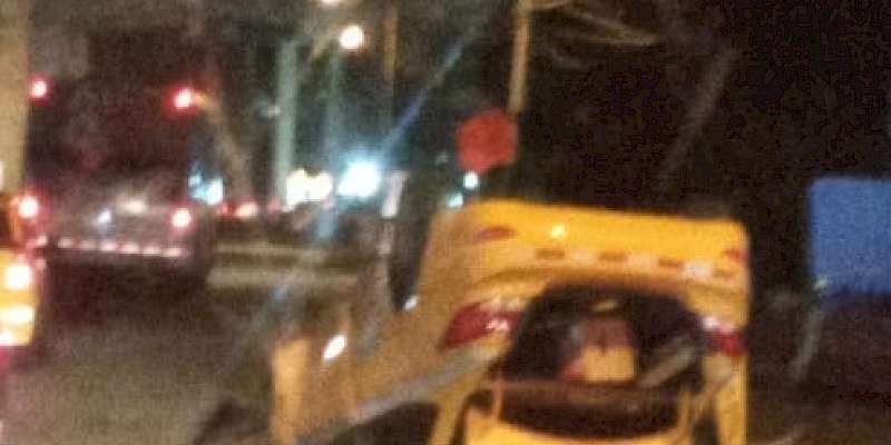 Taxi se vuelca en la vía Transístmica