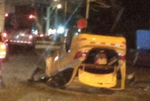 Taxi se vuelca en la vía Transístmica