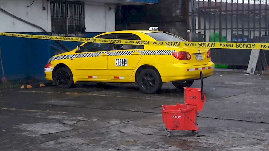 Asesinan a un hombre en un taxi en Colón