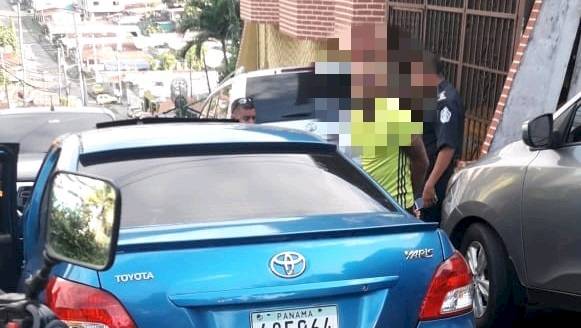 Persiguen a ladrón de auto y lo capturan