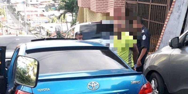 Persiguen a ladrón de auto y lo capturan