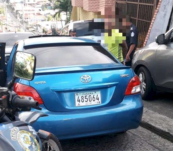 Persiguen a ladrón de auto y lo capturan
