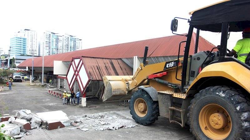 MOP derrumba estructura ocupada por empresa Kiener para realizar obras en Transístmica
