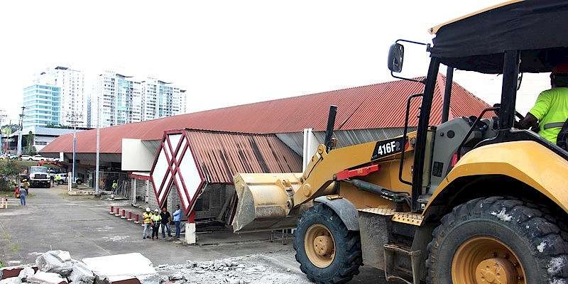 MOP derrumba estructura ocupada por empresa Kiener para realizar obras en Transístmica
