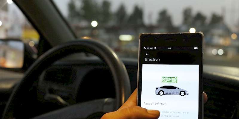 Usuarios de Uber y Cabify podrán pagar en efectivo