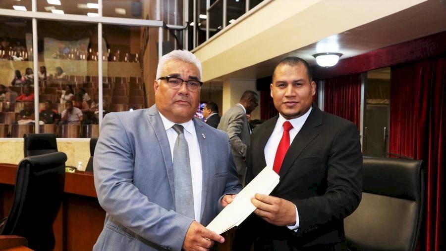 Presentan iniciativa que reglamenta transporte mediante plataformas digitales