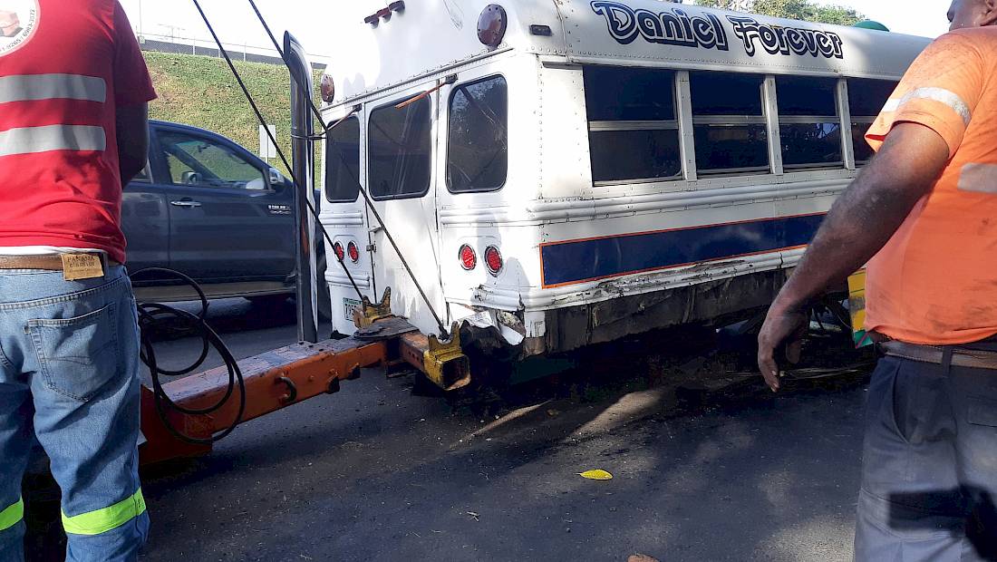 Cuatro heridos por accidente de bus en la vía Omar Torrijos