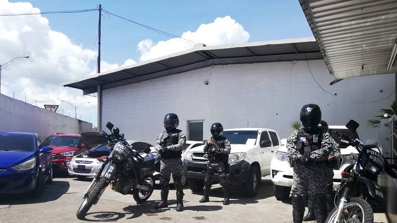 DIJ recupera seis autos y aprehende a tres personas