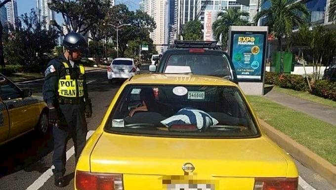 Detienen a conductor de taxi por agredir a miembros de la DNOT