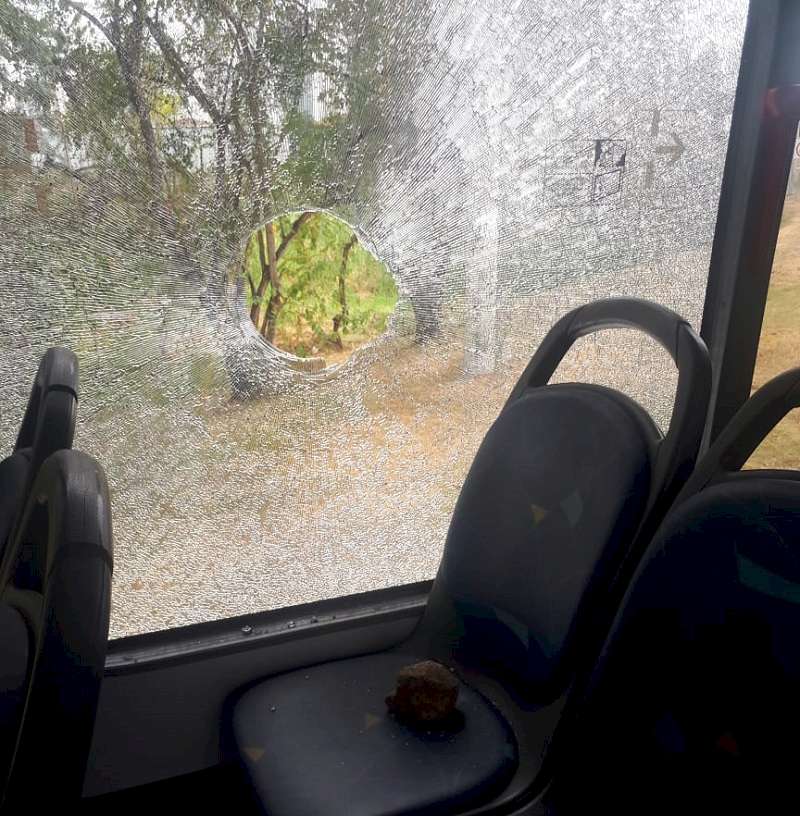 Un herido luego de que mozalbetes lanzaran piedras a un Metrobus