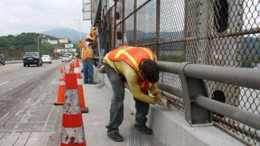 Trabajos de reparación de juntas en la vía del puente de Las Américas.